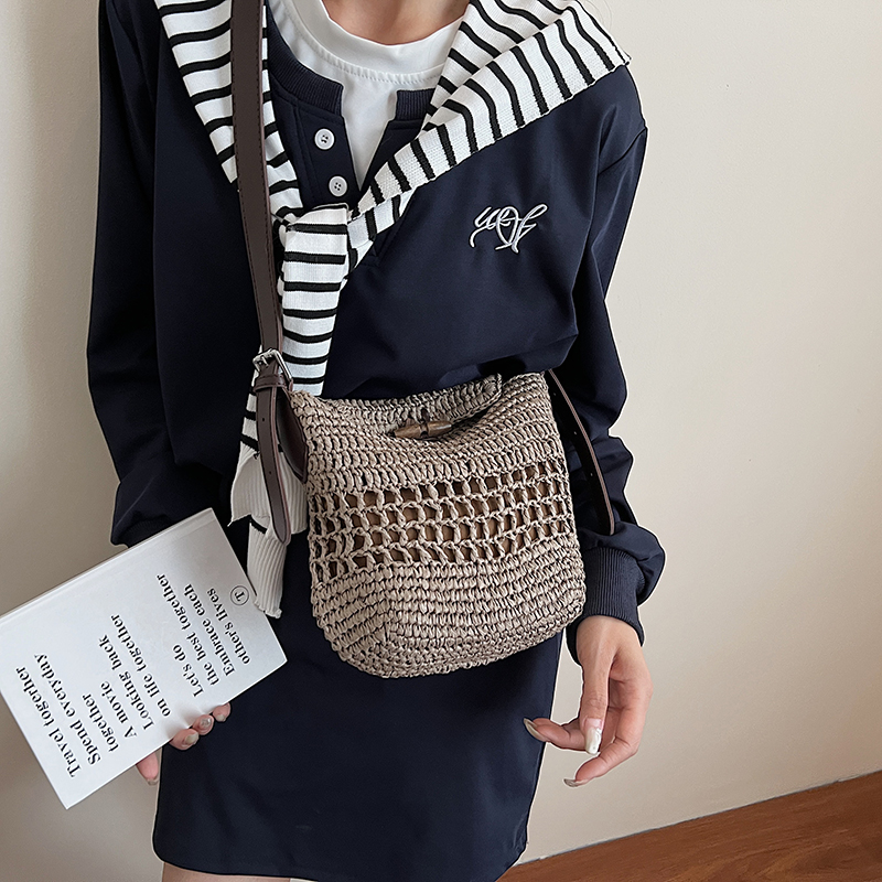 Small Woven Straw Bucket Bag L - Women'S Fashion Trends 2026 Spring Summer ulasan dan harga